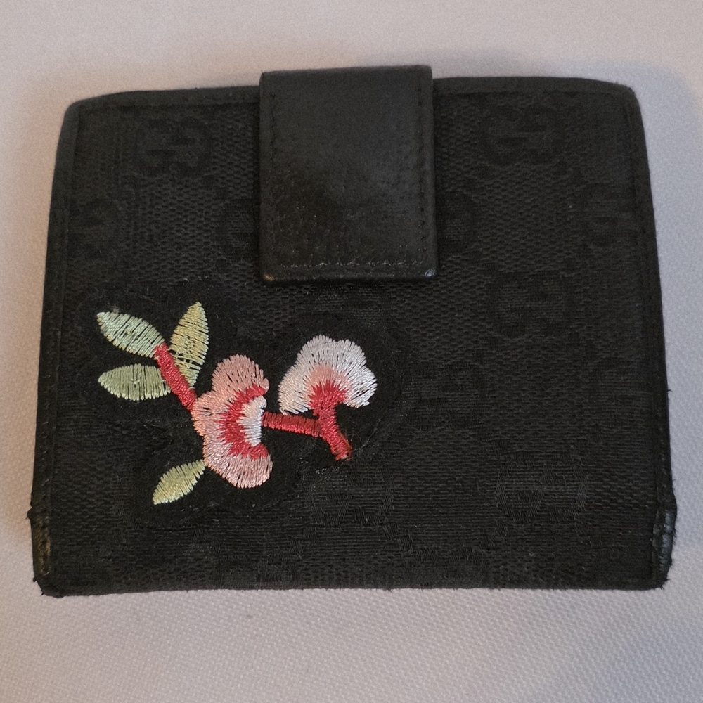 Gucci Black Compact Monogram Rehabbed Wallet With Floral Embroidered Patches - Picture 8 of 15